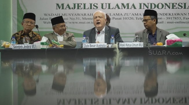 

Dubes Australia Gary Quinlan mendatangai Kantor Majelis Ulama Indonesia, Jakarta, Selasa (19/3). [Suara.com/Muhaimin A Untung]