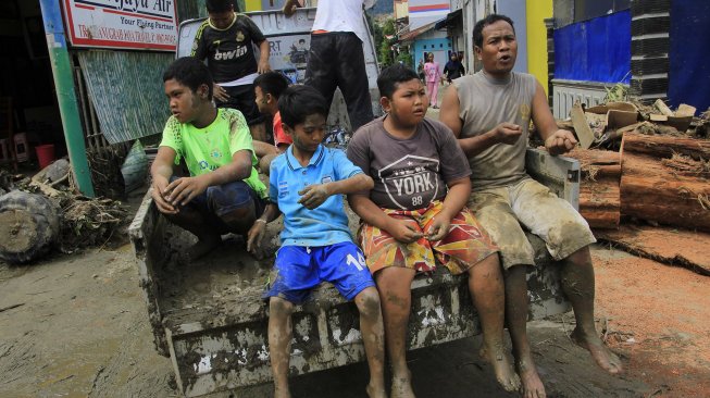 Warga mengungsi akibat banjir bandang di Sentani Jayapura, Papua, Senin (18/3). [ANTARA FOTO/Gusti Tanati]