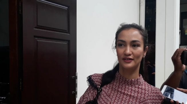 Atiqah Hasiholan saat mendampingi ibunya, Ratna Sarumpaet, menjalani sidang kasus penyebaran hoaks di Pengadilan Negeri Jakarta Selatan, Selasa (19/3/2019). [Ismail/Suara.com]