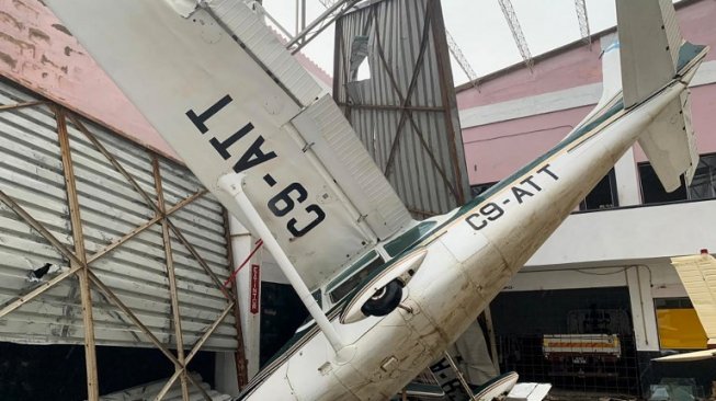 Sebuah pesawat di Bandara Kota Beira jadi korban terjangan Topan Idai di Mozambik. (AFP)