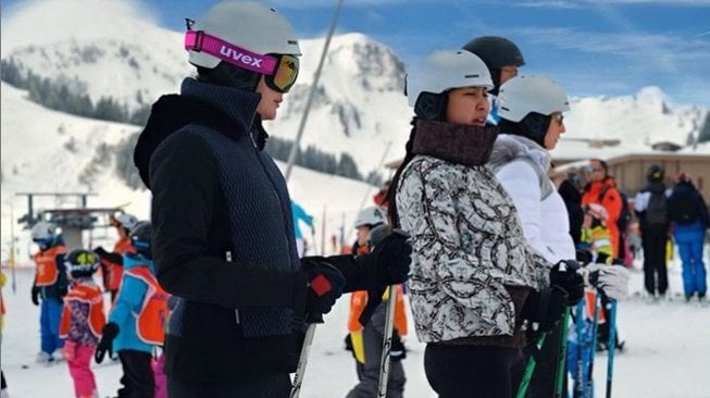 Luna Maya tengah asyik bermain ski di sebuah pegununan di Francis. (Instagram)