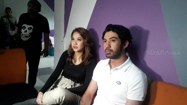 Reza Rahadian dan Bunga Citra Lestari di Jalan Kapten P. Tendean, Mampang Prapatan, Jakarta Selatan, Senin (18/3/2019). [Sumarni/Suara.com]