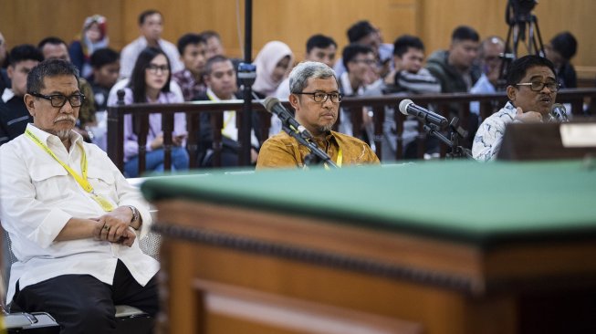 Mantan Gubernur dan Wakil Gubernur Jawa Barat Ahmad Heryawan (tengah), Deddy Mizwar (kiri) dan Direktur Jenderal Otonomi Daerah (Dirjen Otda) Kemendagri Sumarsono (kanan) menjawab pertanyaan hakim saat sidang lanjutan suap perizinan Proyek Meikarta di PN Tipikor, Bandung, Jawa Barat, Rabu (20/3). [ANTARA FOTO/M Agung Rajasa]