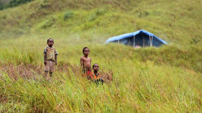 Pengungsi banjir bandang Sentani berada di tenda darurat yang mereka dirikan di Bukit Harapan, Sentani, Jaya Pura, Papua, Rabu (20/3). [ANTARA FOTO/Zabur Karuru]