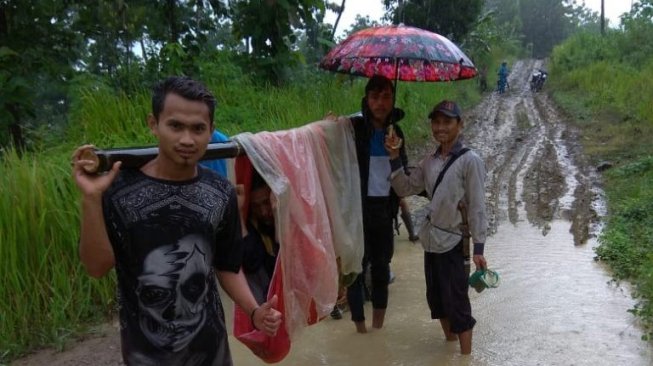 Kisah Tragis 13 Orang Gotong Tandu Warga Miskin yang Sakit buat Berobat