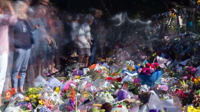 Para warga kota Christchurch meletakan bunga di dinding depan Botanical Garden, Selandia Baru, Selasa (19/3).  [Marty MELVILLE / AFP]