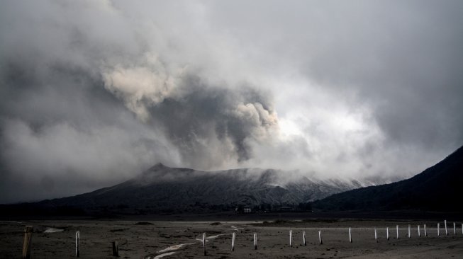 Abu vulkanik menyembur keluar dari kawah Gunung Bromo di Probolinggo, Jawa Timur, Selasa (19/3). [ANTARA FOTO/Umarul Faruq]
