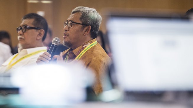 Mantan Gubernur dan Wakil Gubernur Jawa Barat Ahmad Heryawan (kanan) dan Deddy Mizwar (kiri) menjawab pertanyaan hakim saat sidang lanjutan suap perizinan Proyek Meikarta di PN Tipikor, Bandung, Jawa Barat, Rabu (20/3). [ANTARA FOTO/M Agung Rajasa]