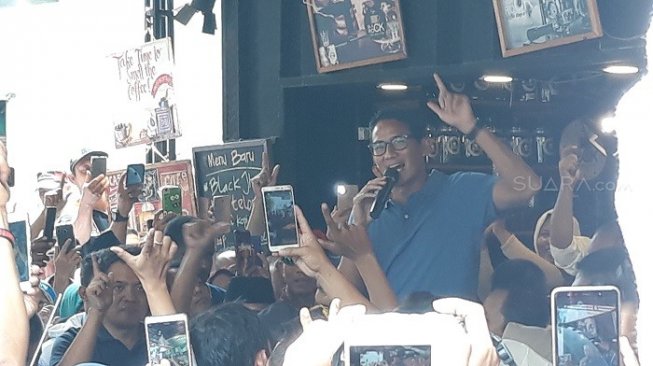 Cawapres nomor urut 02 Sandiaga Uno di kawasan PIK, Cakung, Jaktim. (Suara.com/Novian A)