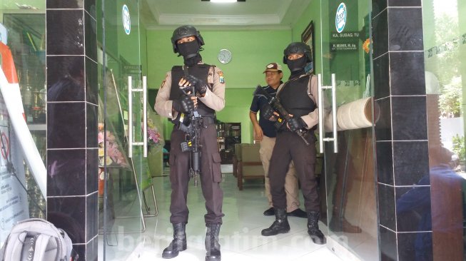 Geledah Kantor Kemenag Gresik, Petugas KPK Dikawal Polisi Bersenjata