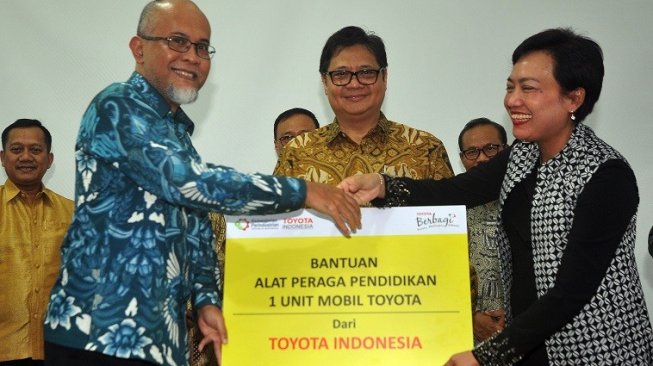 Menteri Perindustrian Airlangga Hartarto (tengah) menyaksikan penyerahan secara simbolis donasi mesin dan mobil Toyota Innova sebagai alat peraga pendidikan dari Toyota Indonesia yang diserahkan Presiden Direktur PT Toyota Motor Manufacturing Indonesia (TMMIN) Warih Andang Tjahjono (kedua kiri) kepada Kepala Sekolah SMK Mitra Industri MM2100 Lispiyatmini (kanan), di SMK Ananda Mitra Industri Deltamas, Cikarang, Jawa Barat, Rabu (6/2/2019). Donasi ini merupakan salah satu upaya transfer pengetahuan dan teknologi untuk dunia pendidikan Indonesia yang dilakukan Toyota sejak 1974 melalui Yayasan Toyota Astra [ANTARA FOTO/Audy Alwi].