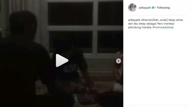 Atalarik Syah menunjukkan video berisi penuturan polos kedua anaknya soal perseteruan dengan Tsania Marwa. [instagram/ariksyach]