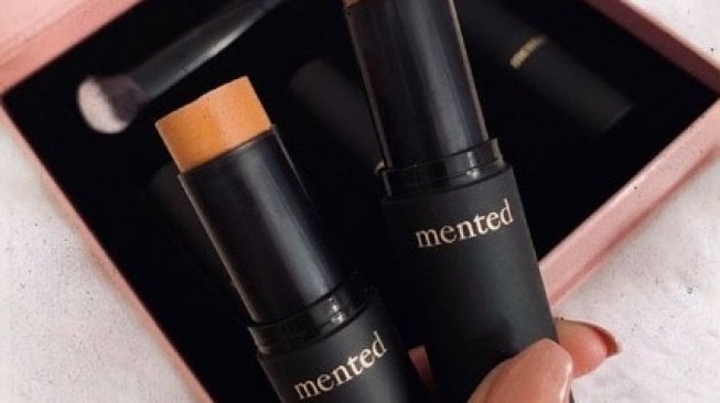 Skin by Mented Foundation Stick. (Instagram/@andrearenee00)