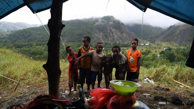 Pengungsi banjir bandang Sentani berada di tenda darurat yang mereka dirikan di Bukit Harapan, Sentani, Jaya Pura, Papua, Rabu (20/3). [ANTARA FOTO/Zabur Karuru]