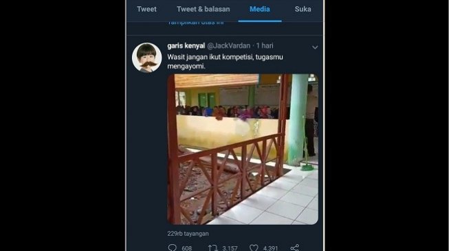 viral polisi ajak emak-emak teriak Jokowi yes yes yes. (Twitter)