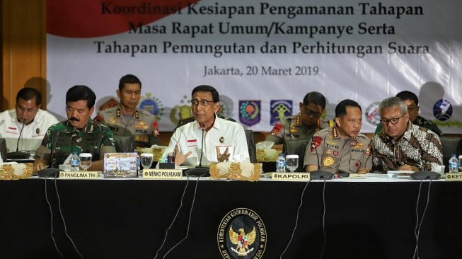 Menko Polhukam Wiranto, Panglima TNI Marsekal Hadi Tjahjanto, Kapolri Jendral Tito Karnavian, Ketua KPU Arief Budiman, Ketua Bawaslu Abhan memimpin rapat koordinasi kesiapan pengamanan tahapan masa rapat umum (kampanye terbuka) tahapan penghitungan suara di Kantor Kemenko Polhukam, Jakarta, Rabu (20/3). [Suara.com/Muhaimin A Untung]