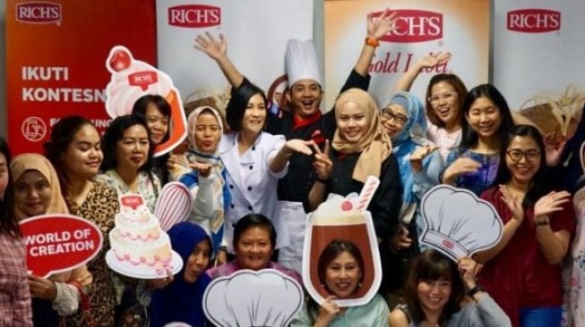 Demo Buat Kue dari Strawberry, Rich's Berdayakan Perempuan