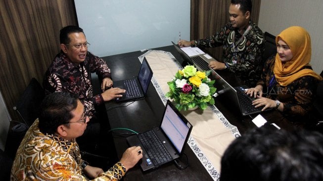 Ketua DPR Bambang Soesatyo dan Wakil Ketua DPR Fadli Zon didampingi perwakilan KPK melakukan pengisian e-LHKPN dalam acara pengisian Laporan Harta Kekayaan Penyelenggara Negara (LHKPN) bagi anggota DPR di Gedung DPR RI, Jakarta, Rabu (20/3). [Suara.com/Arief hermawan P]