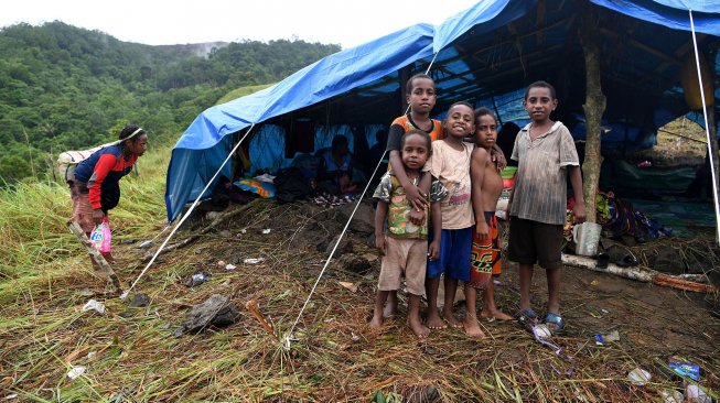 Pengungsi banjir bandang Sentani berada di tenda darurat yang mereka dirikan di Bukit Harapan, Sentani, Jaya Pura, Papua, Rabu (20/3). [ANTARA FOTO/Zabur Karuru]