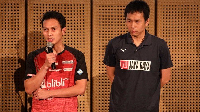 Pasangan ganda putra Indonesia, Hendra Setiawan/Mohammad Ahsan, mendapat bonus dari klub masing-masing, PB Jaya Raya dan PB Djarum, dalam acara yang digelar di Galeri Indonesia Kaya, kawasan Thamrin, Jakarta, Rabu (20/3/2019). [Humas PBSI]