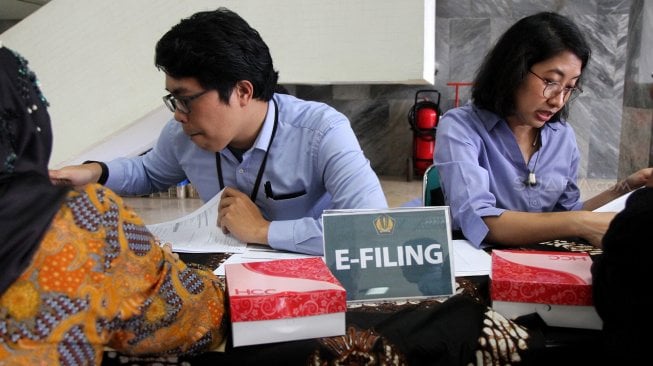 Petugas melayani wajib pajak di stan e-filing di Gedung Nusantara III DPR RI, Jakarta, Rabu (20/3). [Suara.com/Arief Hermawan P]