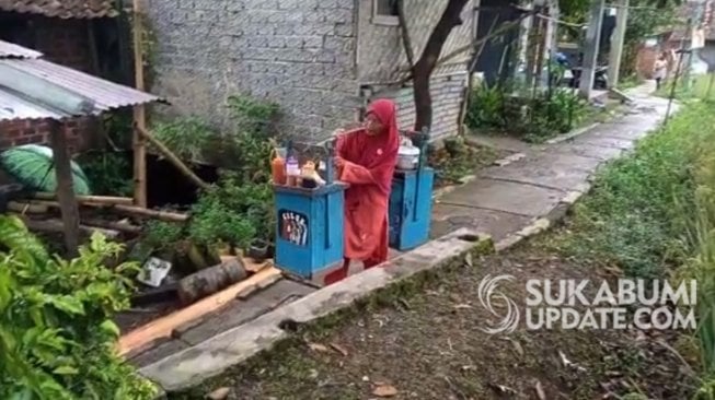 Kisah Perempuan Paruh Baya Hidupi Keluarga Dari Jualan Cilok