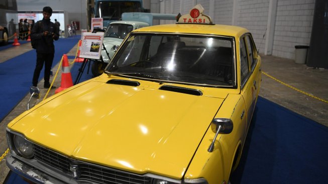 Pengunjung mengamati transportasi umum klasik ketika pameran Indonesia Classic N Unique Bus 2019 di JI Expo, Jakarta, Rabu (20/3). [ANTARA FOTO/Wahyu Putro]