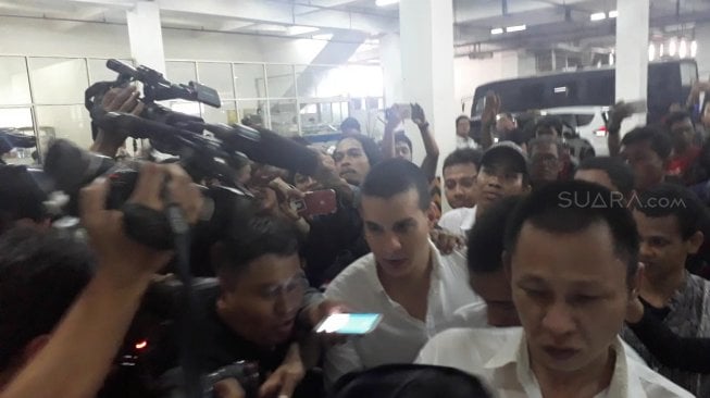 Steve Emmanuel bersama para tahanan lainnya sebelum jalani sidang di PN Jakarta Barat, Kamis (21/3/2019) [Suara.com/Ismail]