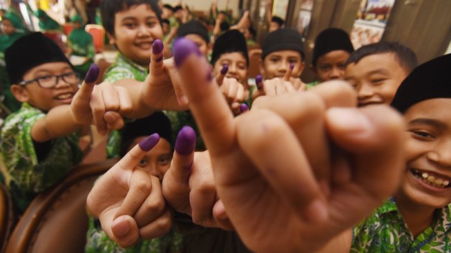 Sejumlah murid SD Islam Al-Azhar II Pasar Minggu melakukan simulasi pemungutan suara Pemilihan Umum Ketua Kelas di Kantor KPU, Jakarta, Kamis (21/3). [ANTARA FOTO/Indrianto Eko Suwarso]