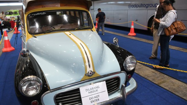 Pengunjung mengamati transportasi umum klasik ketika pameran Indonesia Classic N Unique Bus 2019 di JI Expo, Jakarta, Rabu (20/3). [ANTARA FOTO/Wahyu Putro]