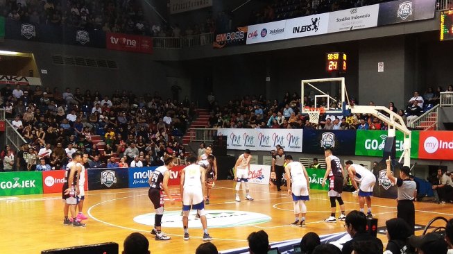 Laga pertama final Indonesian Basketball League (IBL) 2018/2019 antara Satria Muda Pertamina Jakarta kontra Stapac Jakarta di Britama Arena, Kelapa Gading, Jakarta Utara, Kamis (21/3/2019) malam. [Suara.com / Arief APRIADI]