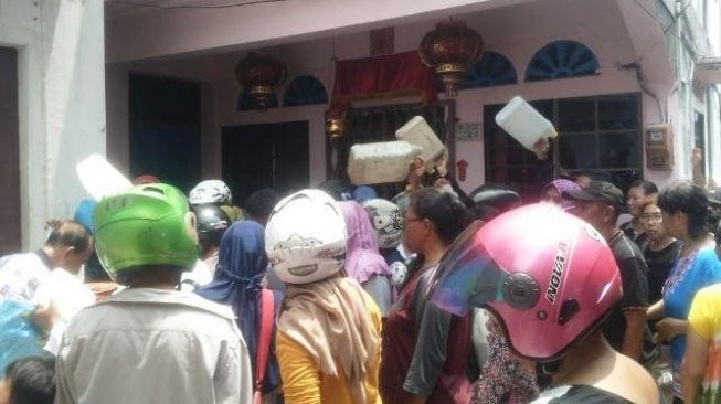 Kelangkaan Minyak Tanah, Warga Karimun Antre Berjam-jam