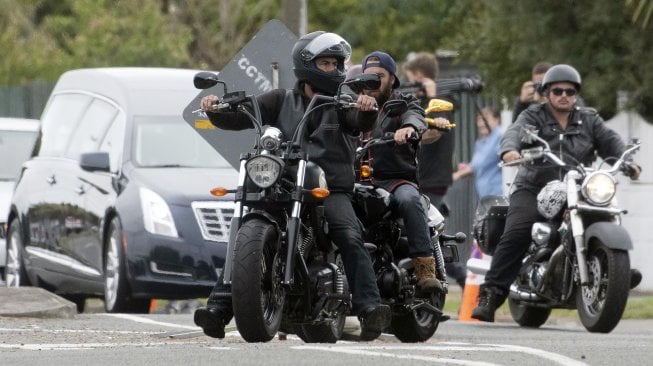 Anggota geng motor saat mengawal mobil jenazah yang membawa jenazah Daoud Nabi untu dimakamkan di Memorial Park Cemetery, Selandia Baru, Kamis (21/3). [Marty MELVILLE / AFP]