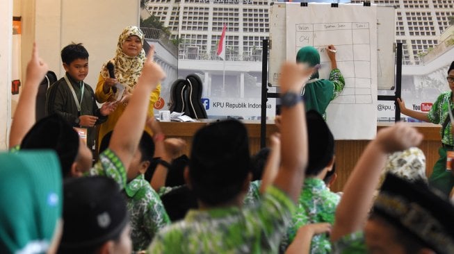 Sejumlah murid SD Islam Al-Azhar II Pasar Minggu melakukan simulasi pemungutan suara Pemilihan Umum Ketua Kelas di Kantor KPU, Jakarta, Kamis (21/3). [ANTARA FOTO/Indrianto Eko Suwarso]