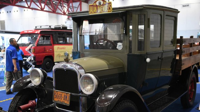 Pengunjung mengamati transportasi umum klasik ketika pameran Indonesia Classic N Unique Bus 2019 di JI Expo, Jakarta, Rabu (20/3). [ANTARA FOTO/Wahyu Putro]