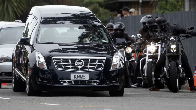 Anggota geng motor saat mengawal mobil jenazah yang membawa jenazah Daoud Nabi untu dimakamkan di Memorial Park Cemetery, Selandia Baru, Kamis (21/3). [Marty MELVILLE / AFP]