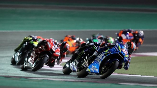 Pebalap Suzuki Ecstar, Alex Rins (kanan), berada di depan pebalap Monster Energy Yamaha, Maverick Vinales, pada balapan seri perdana MotoGP 2019 di Sirkuit Losail, Qatar, Minggu (10/3/2019). [AFP/Karim Jaafar]