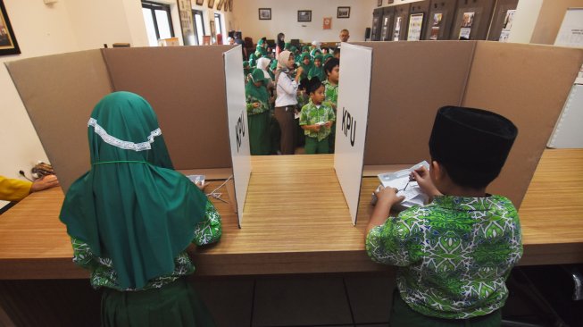 Sejumlah murid SD Islam Al-Azhar II Pasar Minggu melakukan simulasi pemungutan suara Pemilihan Umum Ketua Kelas di Kantor KPU, Jakarta, Kamis (21/3). [ANTARA FOTO/Indrianto Eko Suwarso]