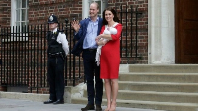 Pangeran William dan Kate saat Perkenalkan Prince Louis [AFP]