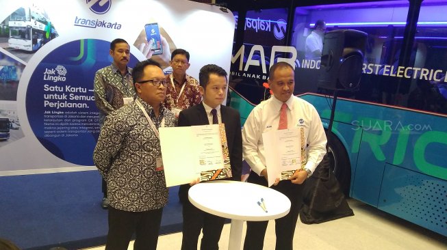 Penandatanganan nota kesepahaman atau Memorandum of Understanding (MoU) PT TransJakarta dengan dua perusahaan penyedia bus listrik, PT Mobil Anak Bangsa (MAB) serta PT Bakrie & Brothers Tbk (BNBR) [Suara.com/Stephanus Aranditio].