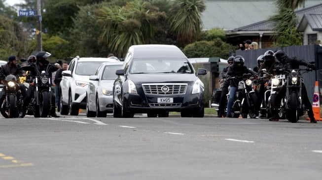 Anggota geng motor saat mengawal mobil jenazah yang membawa jenazah Daoud Nabi untu dimakamkan di Memorial Park Cemetery, Selandia Baru, Kamis (21/3). [Marty MELVILLE / AFP]