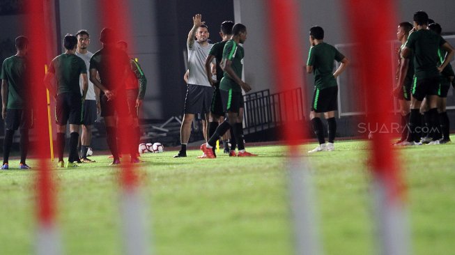 Tim nasional (timnas) senior Indonesia mengikuti sesi latihan di Stadion Madya, Kompleks Gelora Bung Karno (GBK), Jakarta, Kamis (21/3).  [Suara.com/Arief Hermawan P]