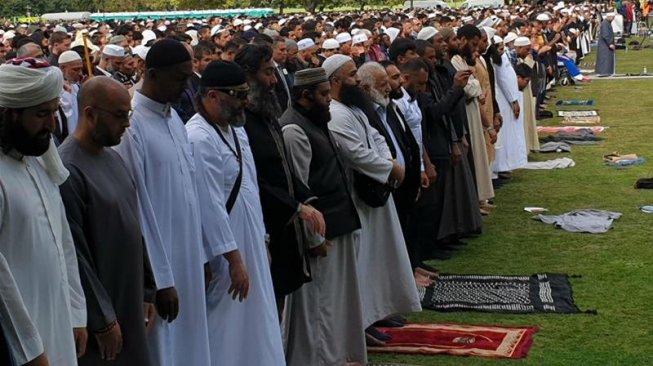 Salat Jumat di depan Masjid Al Noor Christchurch, Selandia Baru, Jumat (22/3/2019). Ini adalah salat Jumat pertama usai teror penembakan massal. [Al Jazeera]