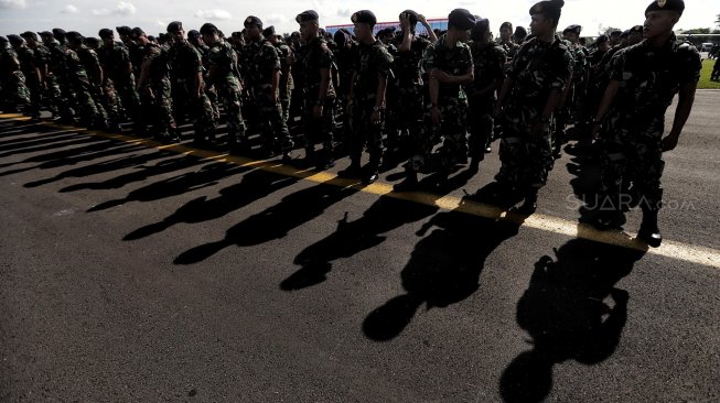 Sejumlah personel TNI/Polri mengikuti Apel Pengaman Pemilu Serentak 2019 di Lanud Halim Perdanakusuma, Jakarta Timur, Jumat (22/3). [Suara.com/Muhaimin A Untung]