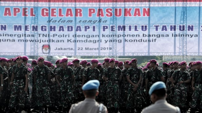 Sejumlah personel TNI/Polri mengikuti Apel Pengaman Pemilu Serentak 2019 di Lanud Halim Perdanakusuma, Jakarta Timur, Jumat (22/3). [Suara.com/Muhaimin A Untung]