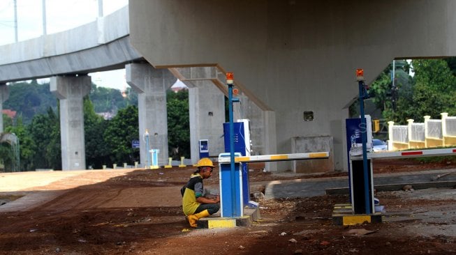 Suasana Park and Ride yang dibangun di sekitar Stasiun Moda Raya Terpadu (MRT) Lebak Bulus, Jakarta, Jumat (22/3). [Suara.com/Arief Hermawan P]