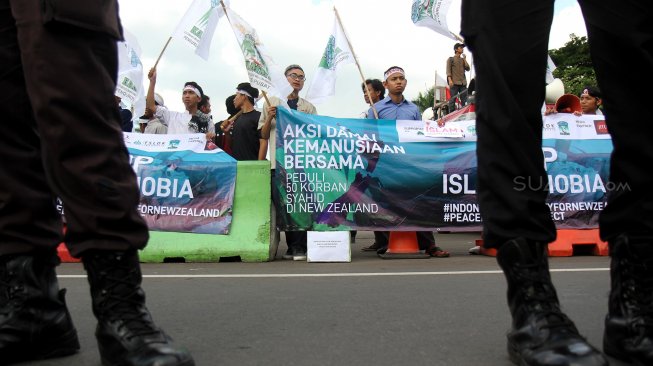 Sejumlah aktivis yang tergabung dalam Kesatuan Aksi Mahasiswa Muslim Indonesia (KAMMI) berunjuk rasa di kawasan Monas, Jakarta, Jumat (22/3). [Suara.com/Arief Hermawan P]