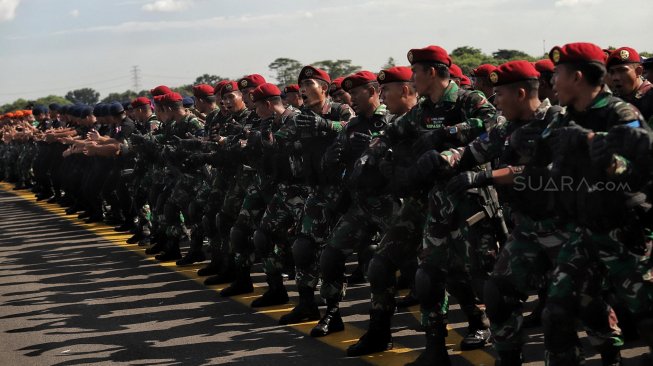 Sejumlah personel TNI/Polri mengikuti Apel Pengaman Pemilu Serentak 2019 di Lanud Halim Perdanakusuma, Jakarta Timur, Jumat (22/3). [Suara.com/Muhaimin A Untung]