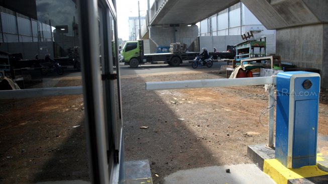 Suasana Park and Ride yang dibangun di sekitar Stasiun Moda Raya Terpadu (MRT) Lebak Bulus, Jakarta, Jumat (22/3). [Suara.com/Arief Hermawan P]