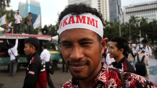 Sejumlah aktivis yang tergabung dalam Kesatuan Aksi Mahasiswa Muslim Indonesia (KAMMI) berunjuk rasa di kawasan Monas, Jakarta, Jumat (22/3). [Suara.com/Arief Hermawan P]